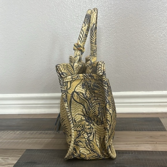 VINCE CAMUTO Orla Canvas Tote Blue Yellow with swingy tassel charms tropical - Picture 4 of 14